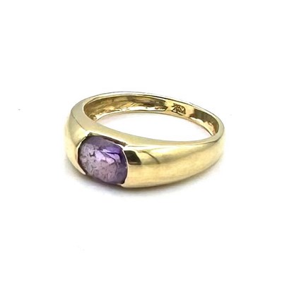 Lot 10 - 18K Gold and Amethyst Ring