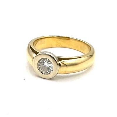 Lot 23 - 18K Gold and Diamond Ring