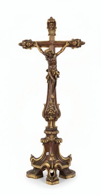 Lot 114 - A 20TH CENTURY CONTINENTAL CARVED AND GILDED WOOD CRUCIFIX
Carved and gilded wood.