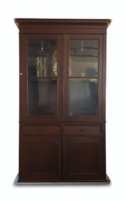 Lot 171 - A 20TH CENTURY ENGLISH DISPLAY CABINET
Mahogany or other dark wood with glazed doors