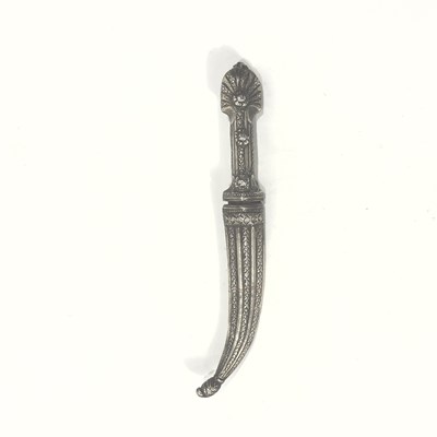 Lot 54 - A Fine Middle Eastern Dagger (Khanjar or Jambiya) with Damascened Blade and Repoussé Metal Mounts