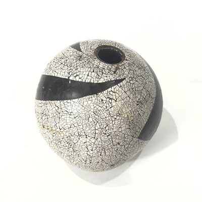 Lot 78 - A Eggshell-inlaid lacquer vase