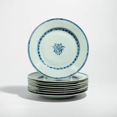 Lot 97 - A set of 9 Chinese export porcelain blue and white plates