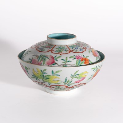 Lot 100 - A famille rose porcelain "Sanduo" bol and cover